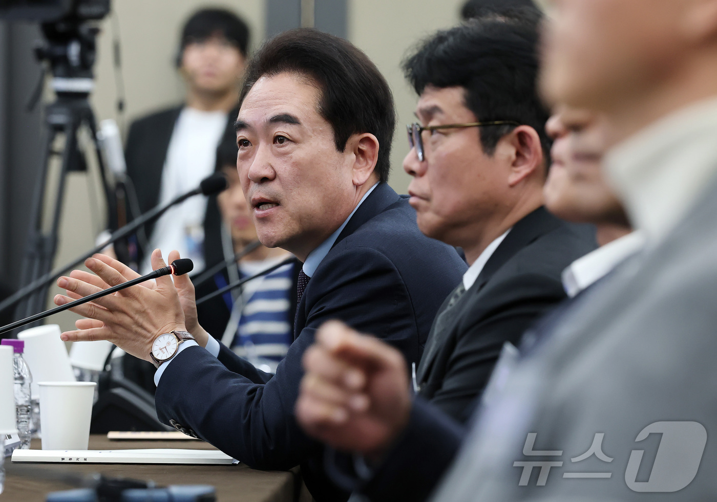 (서울=뉴스1) 최지환 기자 = 윤희근 전 경찰청장이 12일 서울 중구 은행회관에서 열린 10·29 이태원참사 진상규명 청문회에서 조사관의 질문에 답하고 있다. (공동취재) 202 …