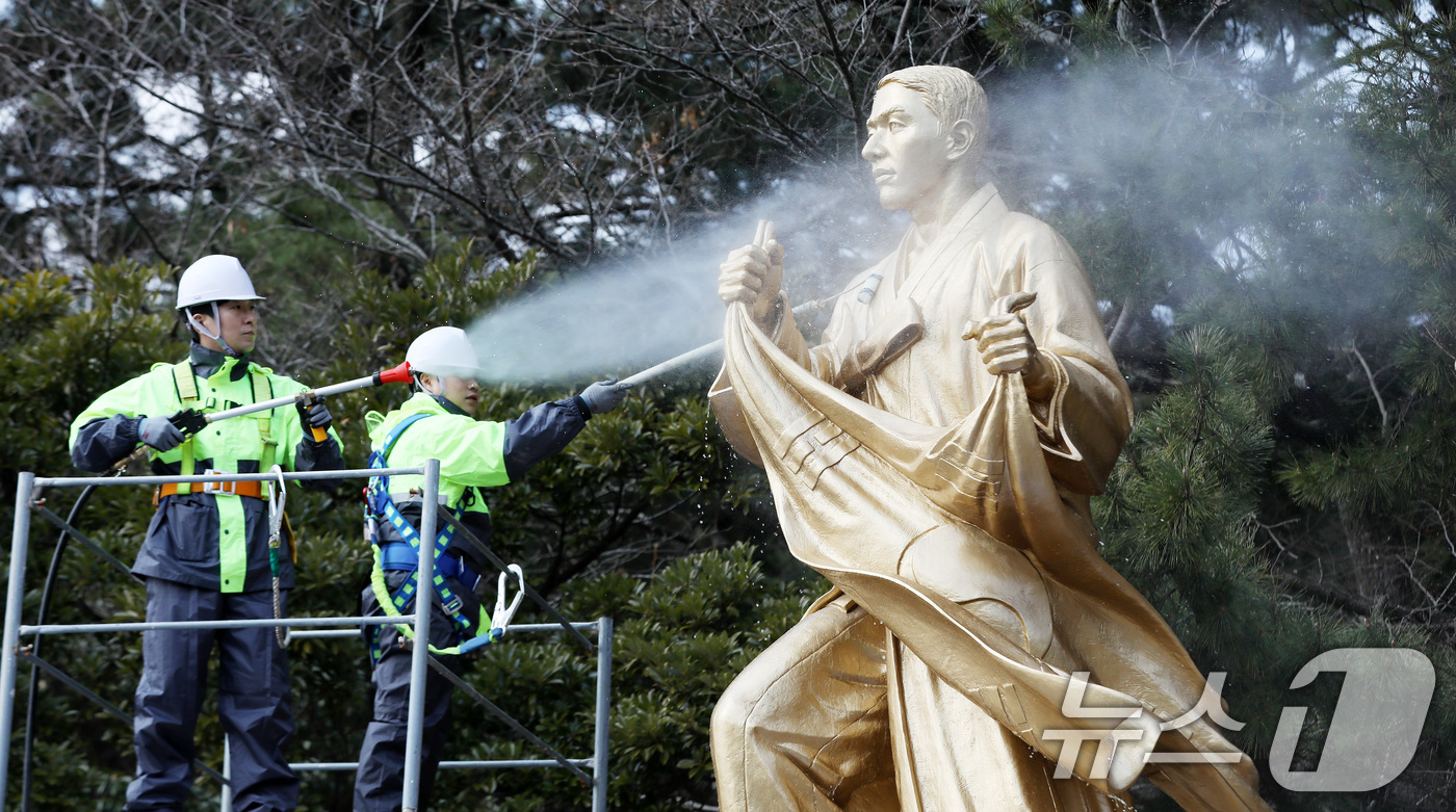 (부산=뉴스1) 윤일지 기자 = 12일 부산시설공단 관계자들이 봄을 맞아 부산어린이대공원에 있는 박재혁 의사 동상을 물청소하고 있다.  2026.3.12/뉴스1