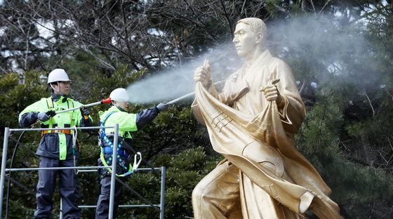 박재혁 의사 동상 봄 맞아 물청소 실시