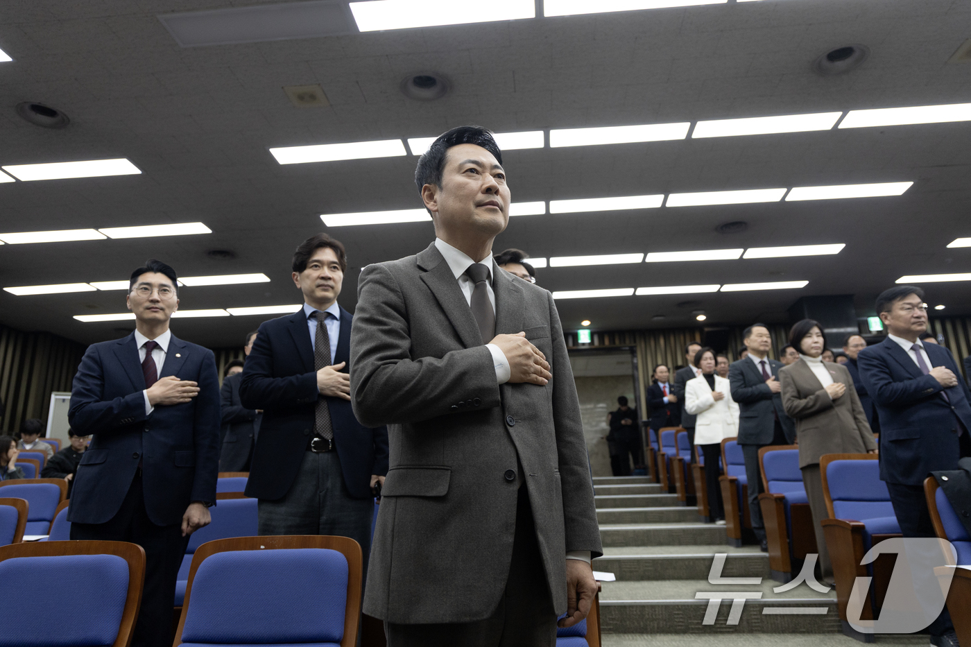 (서울=뉴스1) 이승배 기자 = 장동혁 국민의힘 대표가 12일 서울 여의도 국회에서 열린 의원총회에서 국민의례하고 있다. 2026.3.12/뉴스1