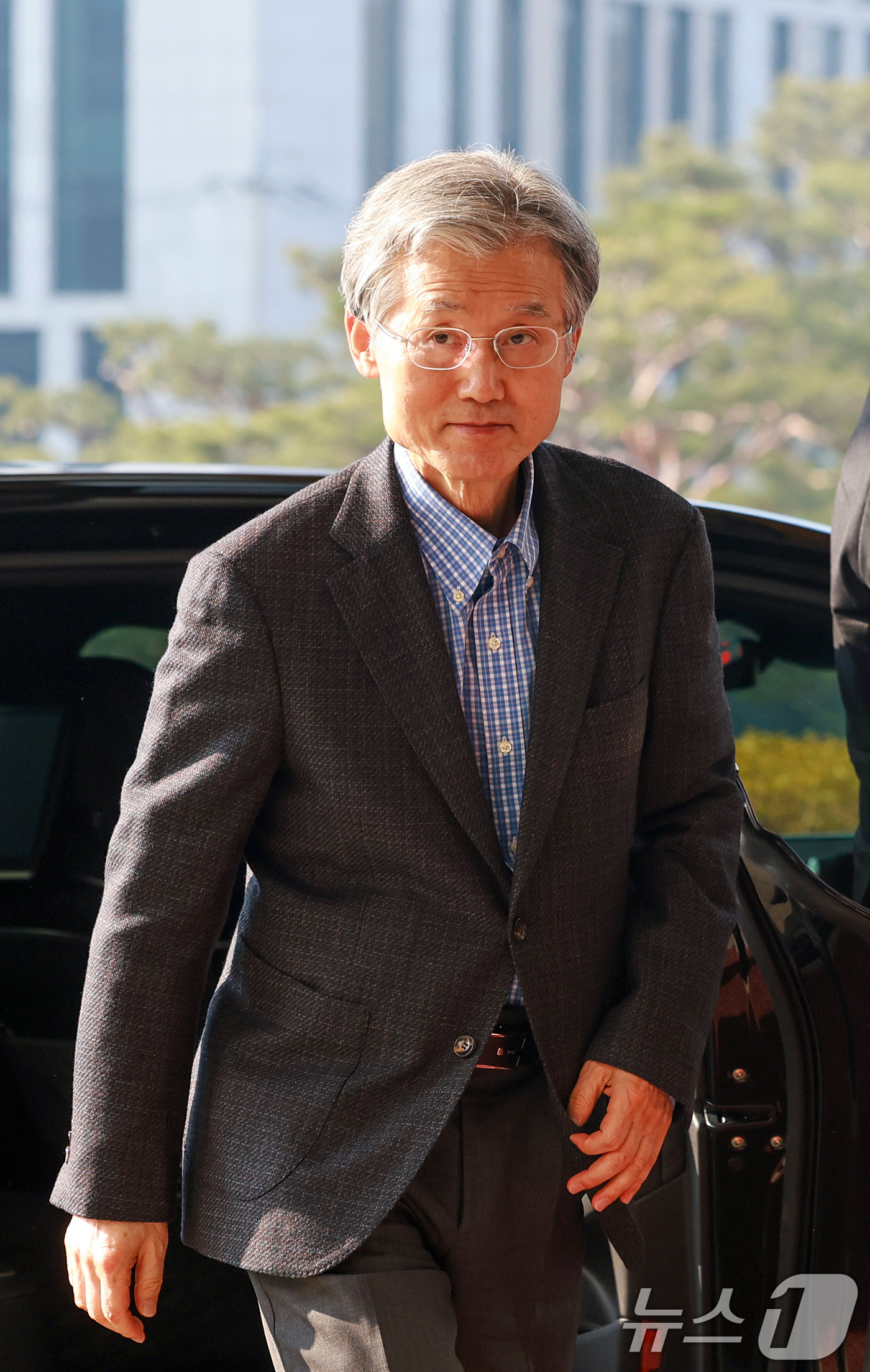 (서울=뉴스1) 이호윤 기자 = 정부가 사법개혁 3법을 공포·시행한 12일 조희대 대법원장이 서울 서초구 대법원으로 출근하고 있다. 이날 조 대법원장은 이재명 대통령 공직선거법 위 …