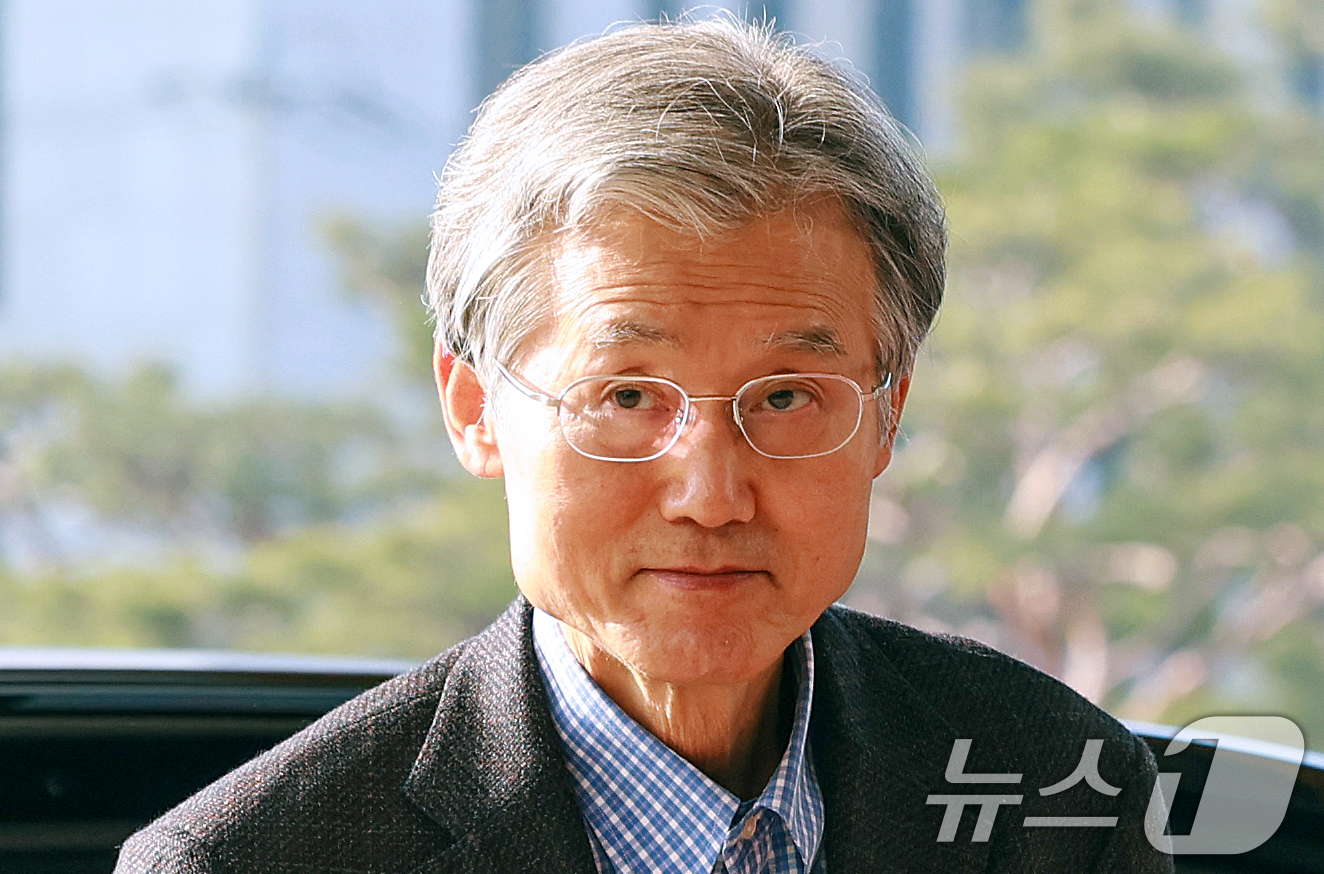 (서울=뉴스1) 이호윤 기자 = 정부가 사법개혁 3법을 공포·시행한 12일 조희대 대법원장이 서울 서초구 대법원으로 출근하고 있다. 이날 조 대법원장은 이재명 대통령 공직선거법 위 …