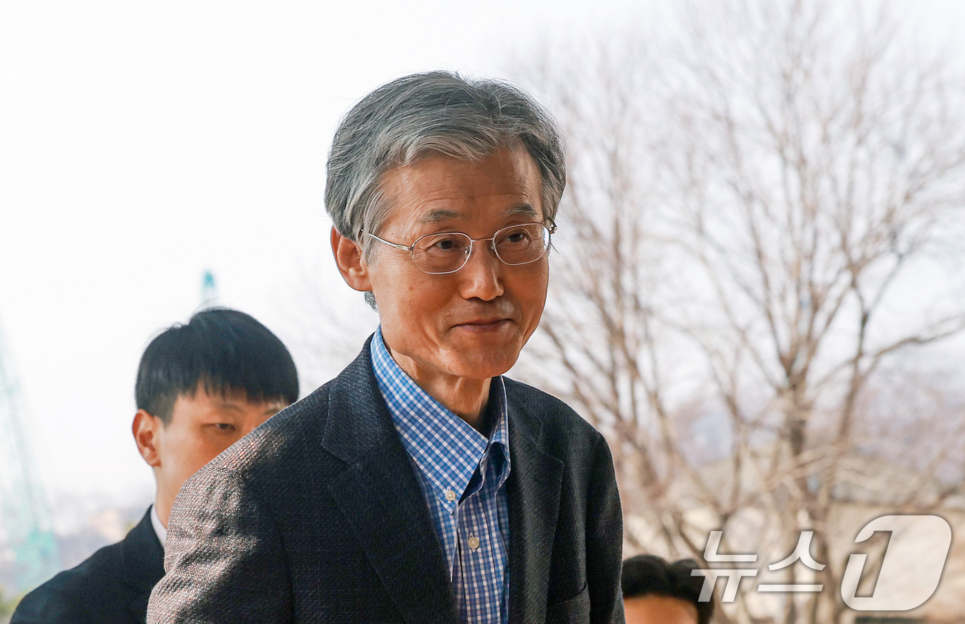 (서울=뉴스1) 이호윤 기자 = 정부가 사법개혁 3법을 공포·시행한 12일 조희대 대법원장이 서울 서초구 대법원으로 출근하고 있다. 이날 조 대법원장은 이재명 대통령 공직선거법 위 …