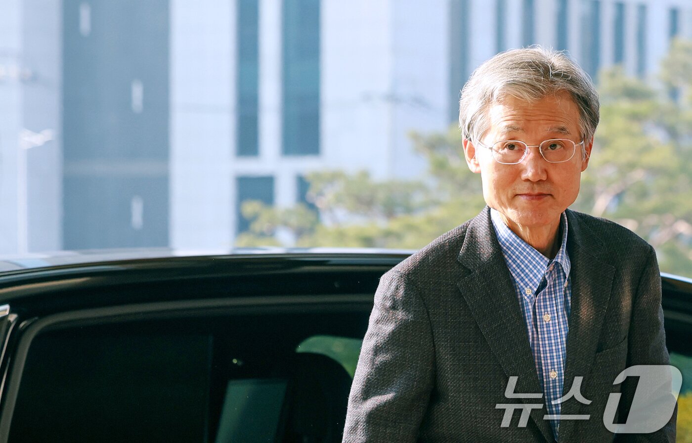 본문 이미지 - 정부가 사법개혁 3법을 공포·시행한 12일 조희대 대법원장이 서울 서초구 대법원으로 출근하고 있다. 이날 조 대법원장은 이재명 대통령 공직선거법 위반 사건 파기환송 선고와 관련해 법왜곡죄로 경찰청에 고발됐다. 2026.3.12 ⓒ 뉴스1 이호윤 기자