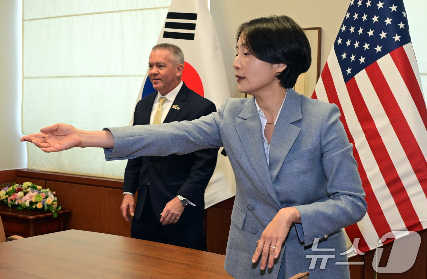 (서울=뉴스1) 임세영 기자 = 정의혜 외교부 차관보가 12일 오후 서울 종로구 외교부에서 마이클 디솜브레 미 국무부 동아시아·태평양 담당 차관보와 면담을 앞두고 자리를 안내하고 …