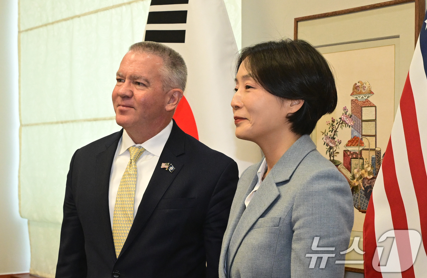 (서울=뉴스1) 임세영 기자 = 정의혜 외교부 차관보(오른쪽)와 마이클 디솜브레 미 국무부 동아시아·태평양 담당 차관보가  12일 오후 서울 종로구 외교부에서 열린 면담에 앞서 기 …