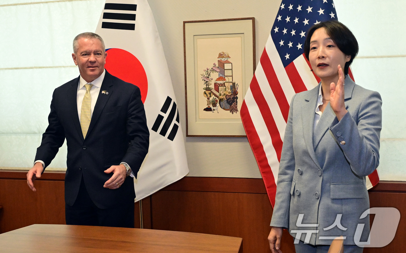 (서울=뉴스1) 임세영 기자 = 정의혜 외교부 차관보(오른쪽)와 마이클 디솜브레 미 국무부 동아시아·태평양 담당 차관보가  12일 오후 서울 종로구 외교부에서 기념촬영을 마친 뒤 …