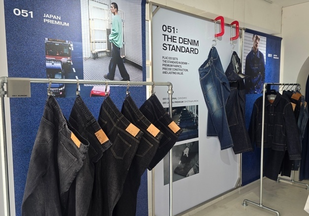 플랙, '051 프리미엄 데님' 라인 전면에…한남동 팝업서 소재·공정 소개
