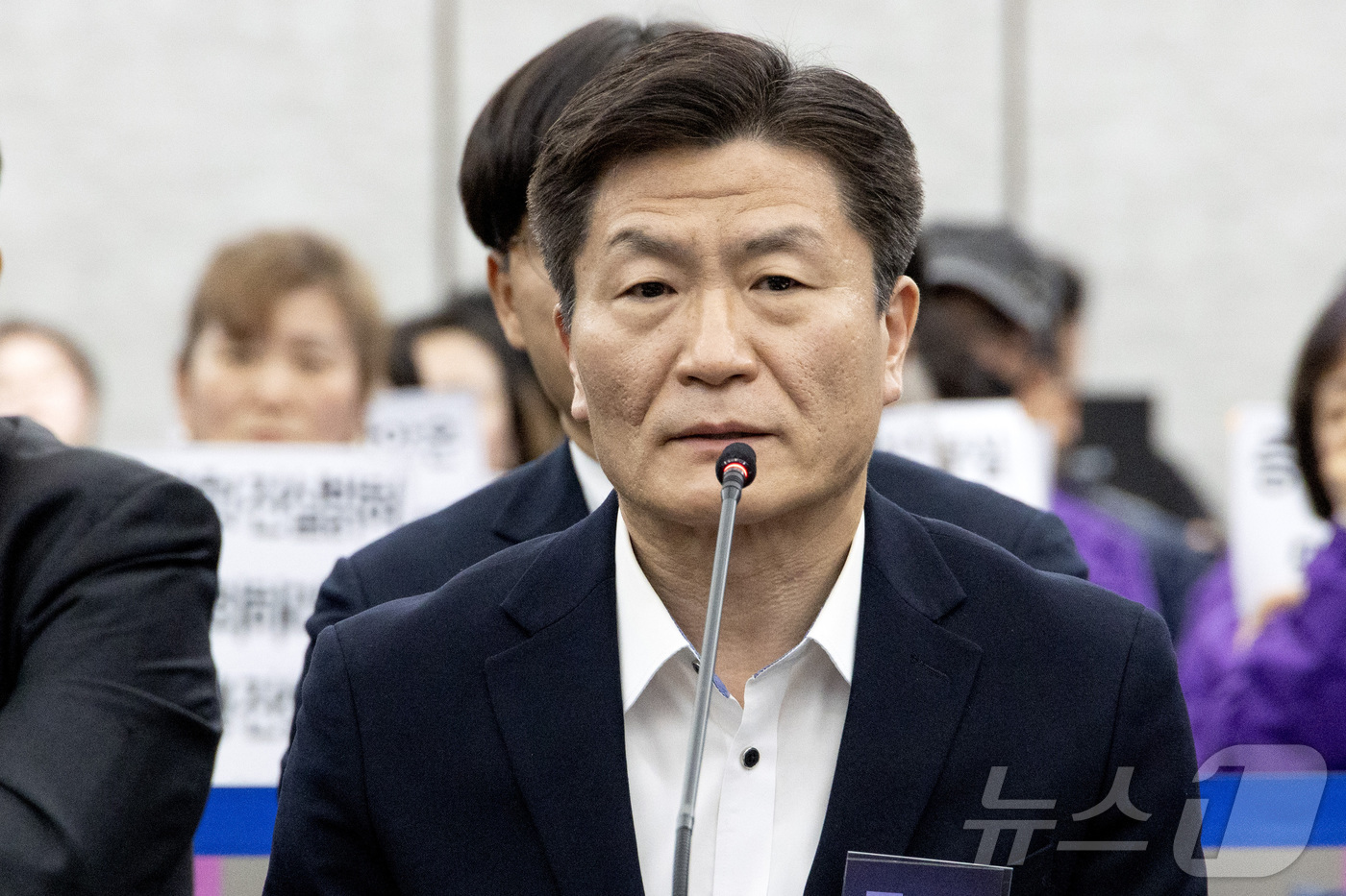 (서울=뉴스1) 최지환 기자 = 이임재 전 용산경찰서장이 12일 오전 서울 중구 은행회관에서 열린 10·29 이태원참사 진상규명 청문회에서 심문 질의에 답하고 있다. (공동취재) …