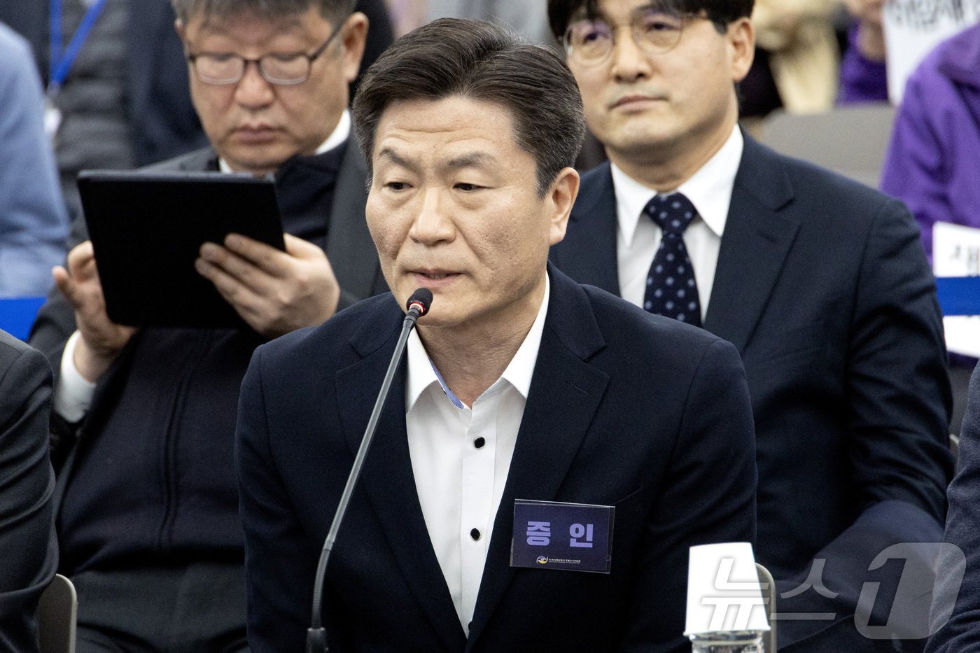 (서울=뉴스1) 최지환 기자 = 이임재 전 용산경찰서장이 12일 오전 서울 중구 은행회관에서 열린 10·29 이태원참사 진상규명 청문회에서 심문 질의에 답하고 있다. (공동취재) …