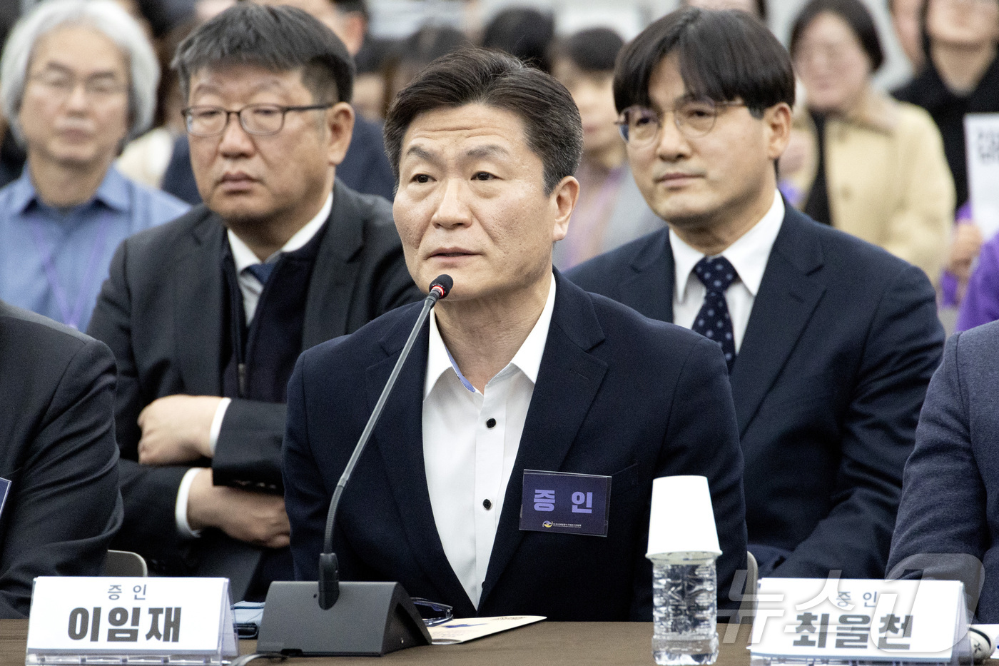 (서울=뉴스1) 최지환 기자 = 이임재 전 용산경찰서장이 12일 오전 서울 중구 은행회관에서 열린 10·29 이태원참사 진상규명 청문회에서 심문 질의에 답하고 있다. (공동취재) …