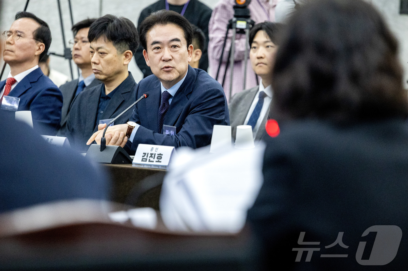 (서울=뉴스1) 최지환 기자 = 윤희근 전 경찰청장이 12일 오전 서울 중구 은행회관에서 열린 10·29 이태원참사 진상규명 청문회에서 심문 질의에 답하고 있다. (공동취재) 20 …