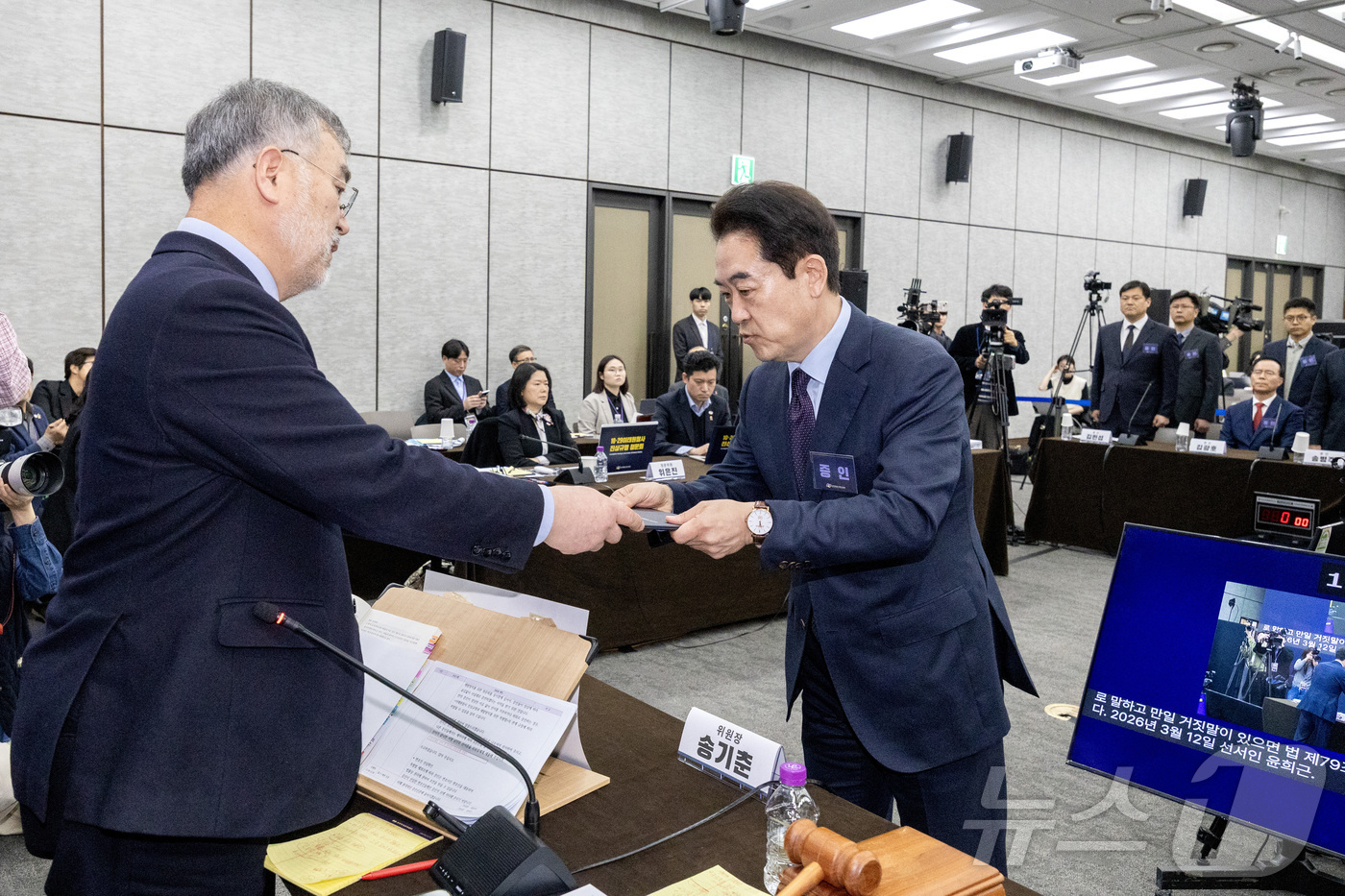 (서울=뉴스1) 최지환 기자 = 윤희근 전 경찰청장이 12일 오전 서울 중구 은행회관에서 열린 10·29 이태원참사 진상규명 청문회에서 증인 선서를 마친 후 송기춘 특별조사위원회 …