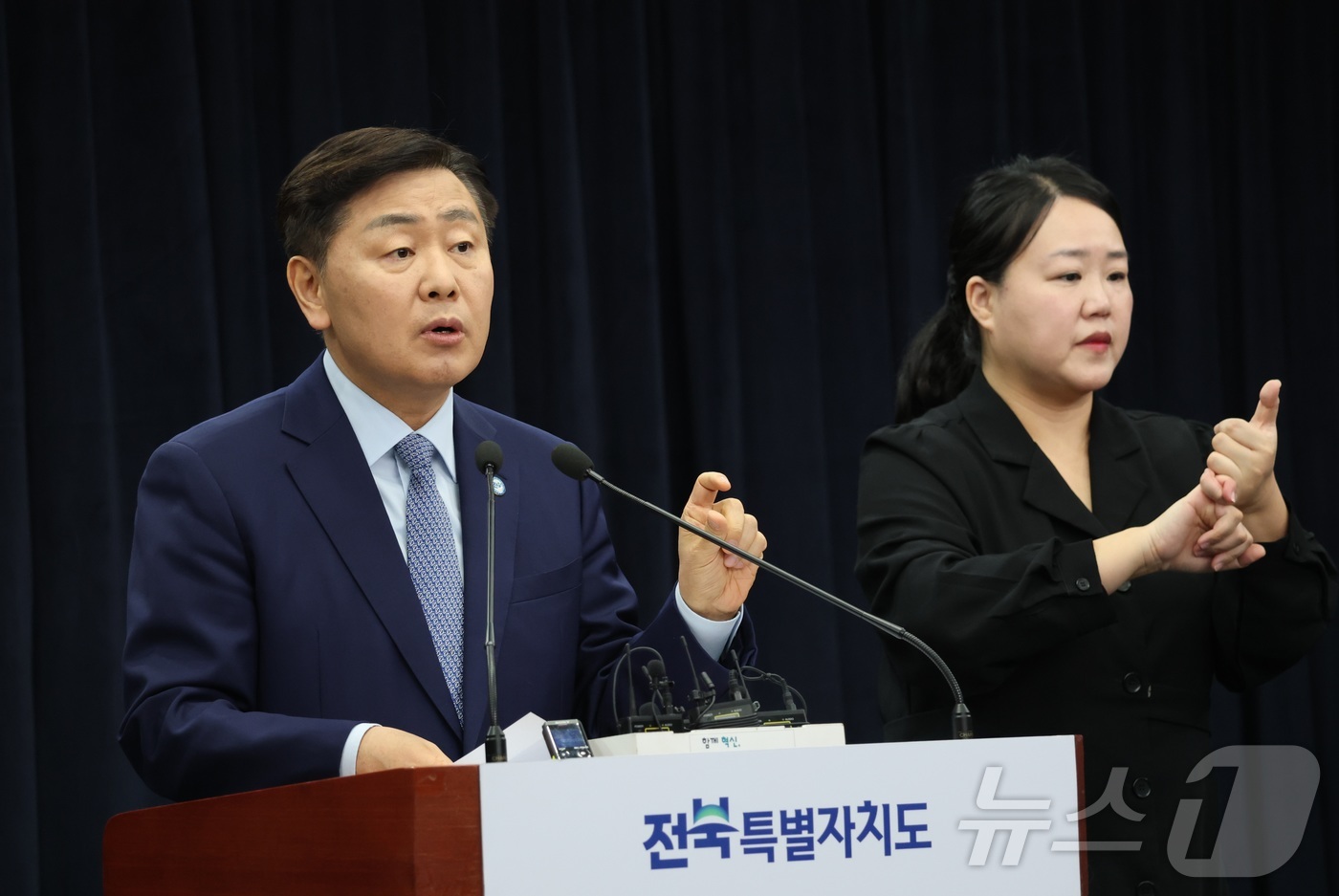 (전주=뉴스1) 유경석 기자 = 김관영 전북특별자치도지사가 12일 전북 전주시 전북특별자치도청에서 타운홀미팅 및 현대자동차그룹 투자협약 후속대응 관련 기자회견을 열고 질의에 답변을 …