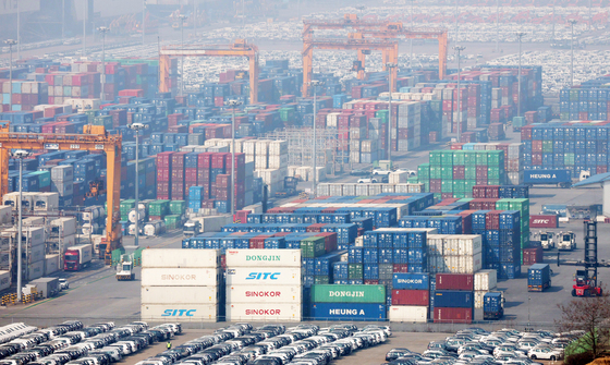 '반도체 호황' 수출 사상 첫 800억 달러 돌파, 전년비 48% 급증(종합)