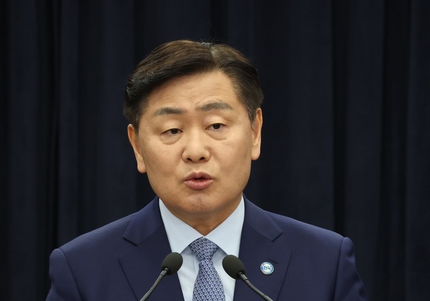 질의에 답변하는 김관영 도지사