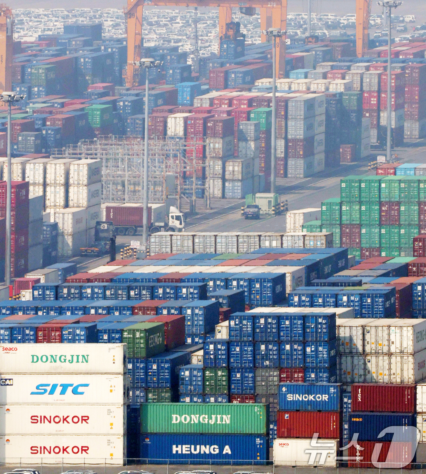 (평택=뉴스1) 김영운 기자 = 도널드 트럼프 미국 행정부가 한국, 일본, 중국, 유럽연합(EU) 등 16개 주요 경제주체를 대상으로 '무역법 301조'를 근거로 한 불공정 무역 …