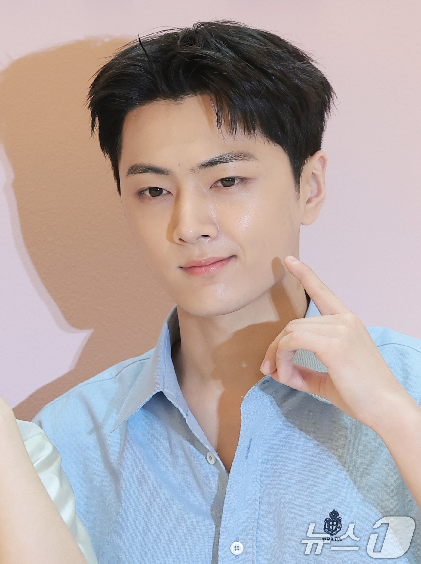 (서울=뉴스1) 권현진 기자 = 엔하이픈 제이가 12일 서울 송파구 롯데백화점 잠실점 에비뉴엘에서 열린 ‘프라다 화이트 썬(Prada White Sun)’ 오픈 행사에 참석해 포즈 …