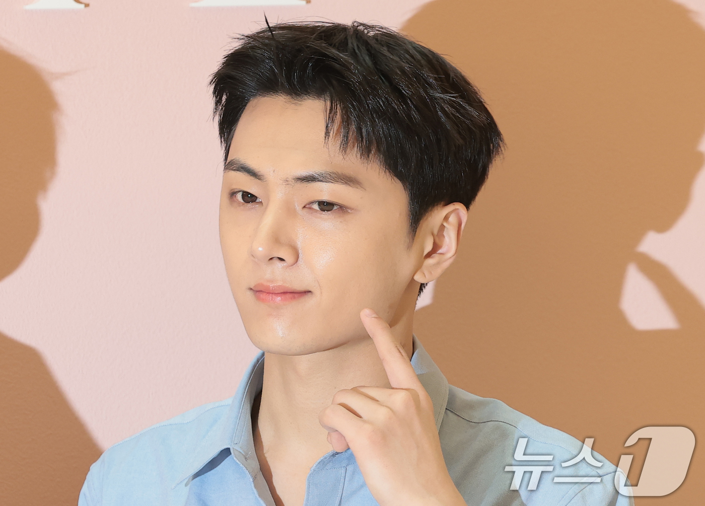 (서울=뉴스1) 권현진 기자 = 엔하이픈 제이가 12일 서울 송파구 롯데백화점 잠실점 에비뉴엘에서 열린 ‘프라다 화이트 썬(Prada White Sun)’ 오픈 행사에 참석해 포즈 …