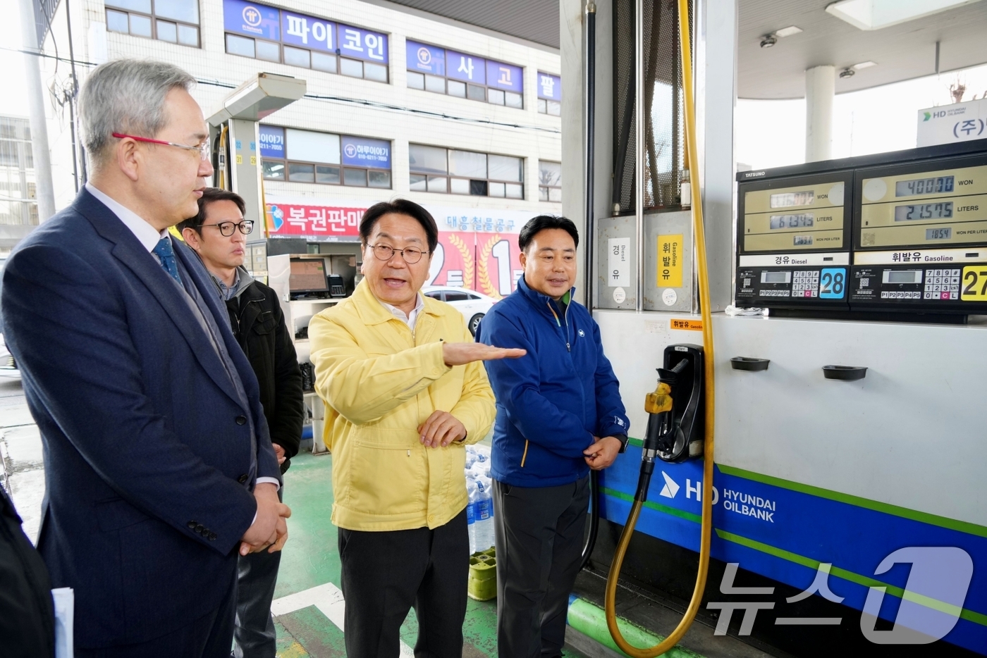 (광주=뉴스1) 이수민 기자 = 강기정 광주광역시장이 12일 북구의 한 주유소를 방문해 석유류 판매 가격과 수급현황을 살펴보고 있다. (광주광역시 제공. 재판매 및 DB금지) 20 …