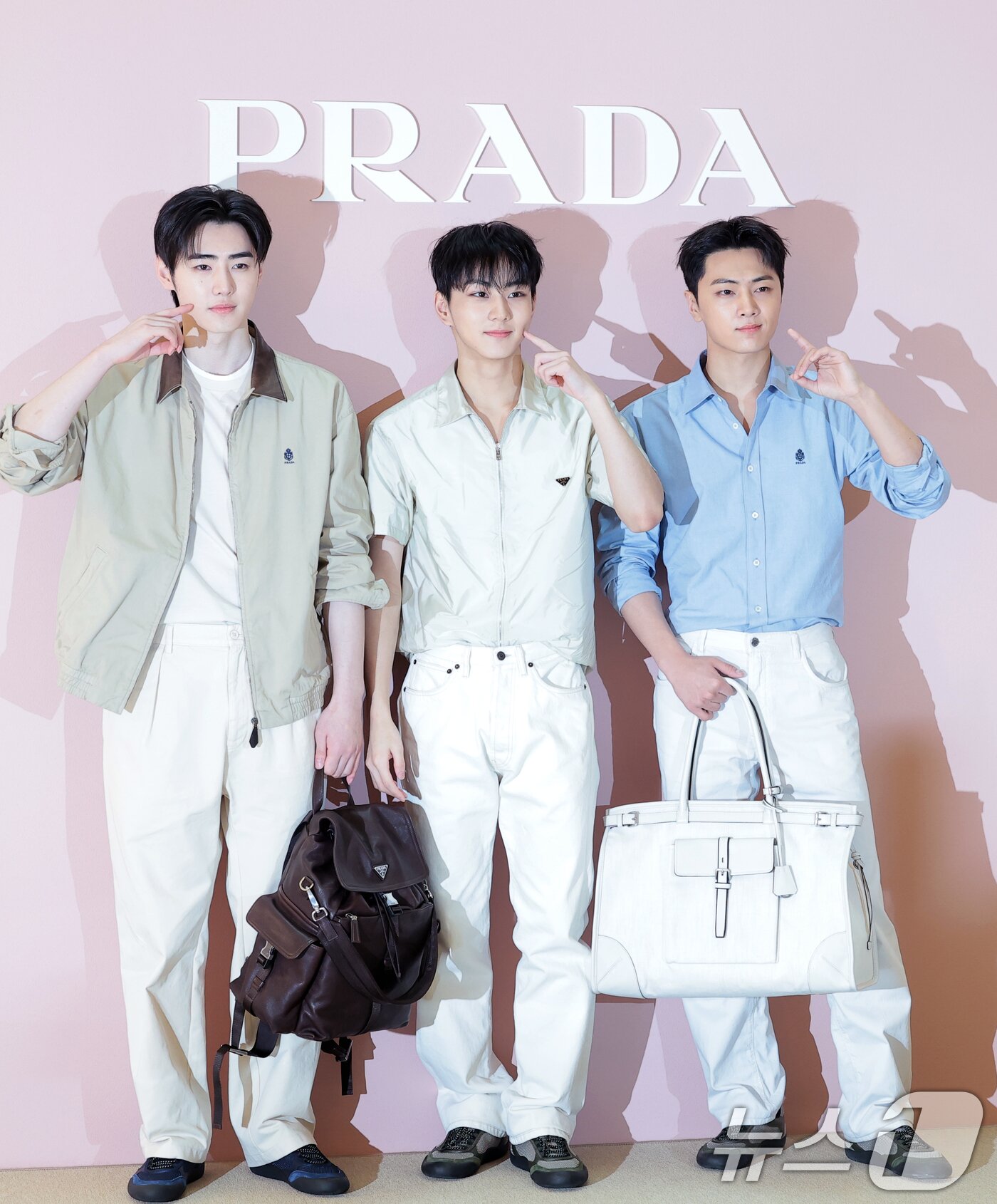 본문 이미지 - 엔하이픈 성훈(왼쪽부터)과 정원, 제이가 12일 서울 송파구 롯데백화점 잠실점 에비뉴엘에서 열린 ‘프라다 화이트 썬(Prada White Sun)’ 오픈 행사에 참석해 포즈를 취하고 있다. 2026.3.12 ⓒ 뉴스1 권현진 기자
