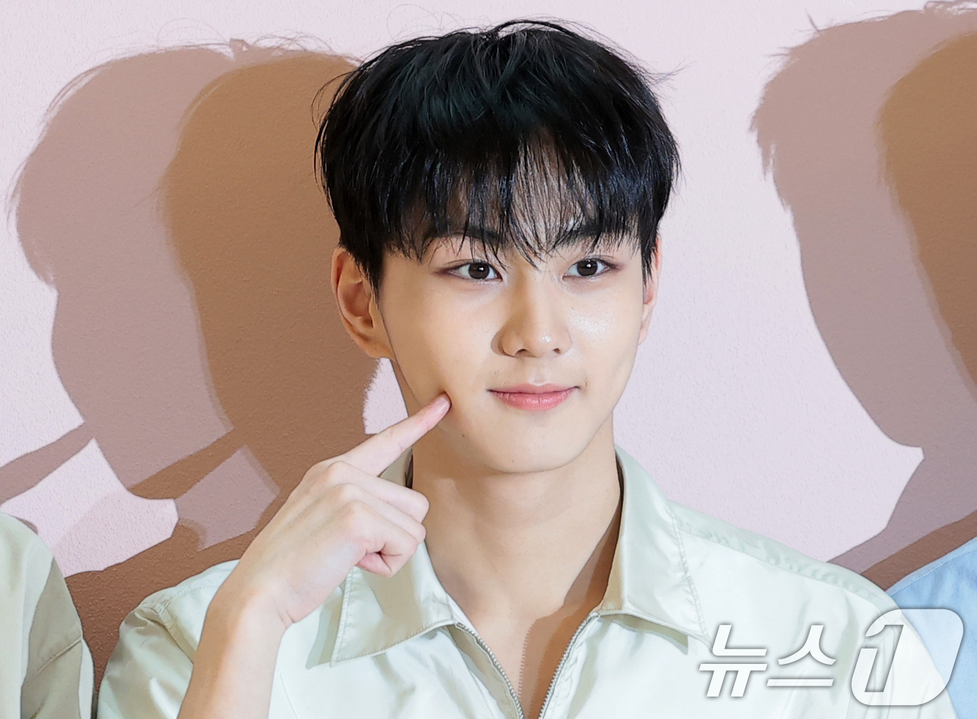 (서울=뉴스1) 권현진 기자 = 엔하이픈 정원이 12일 서울 송파구 롯데백화점 잠실점 에비뉴엘에서 열린 ‘프라다 화이트 썬(Prada White Sun)’ 오픈 행사에 참석해 포즈 …