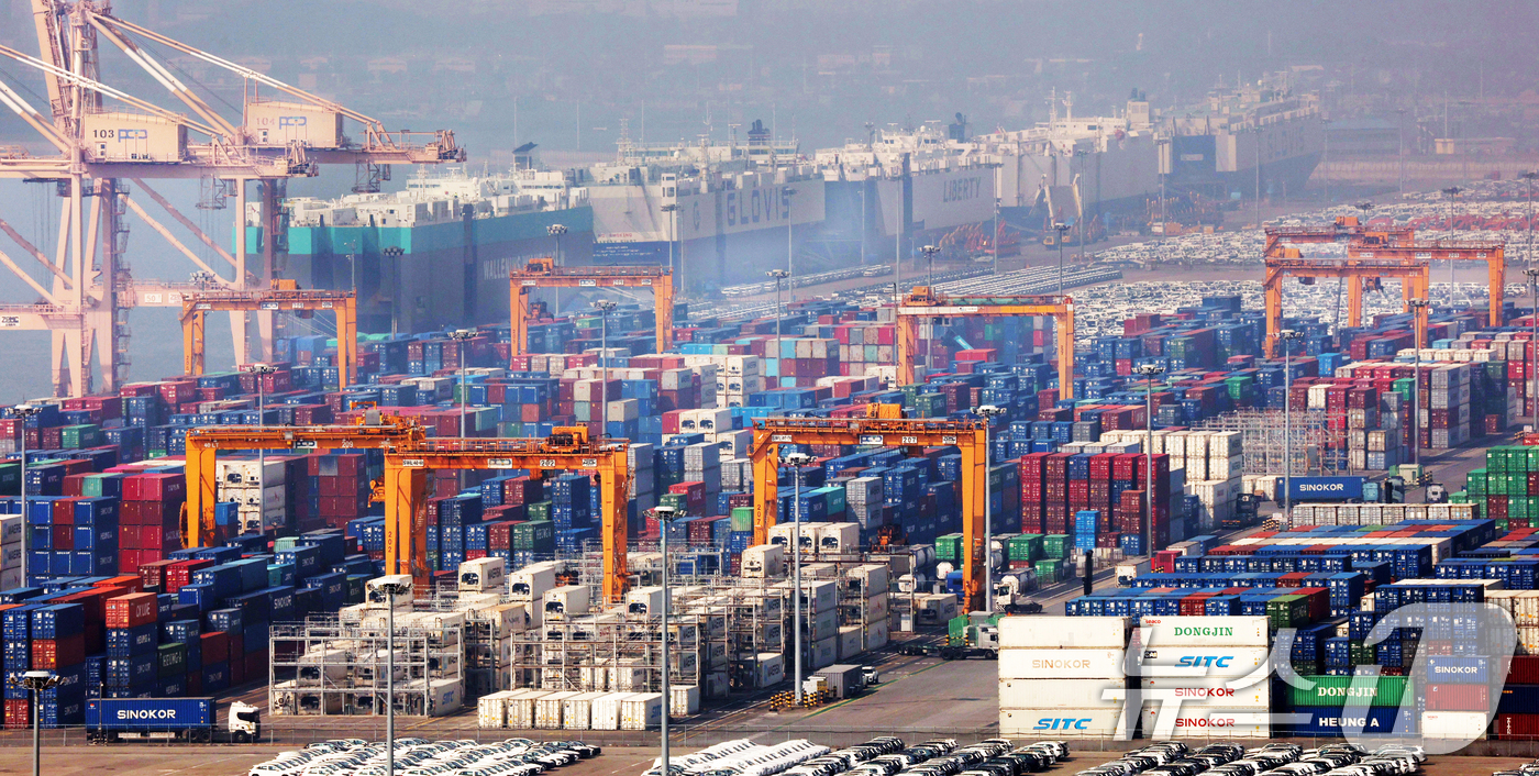 (평택=뉴스1) 김영운 기자 = 도널드 트럼프 미국 행정부가 한국, 일본, 중국, 유럽연합(EU) 등 16개 주요 경제주체를 대상으로 '무역법 301조'를 근거로 한 불공정 무역 …