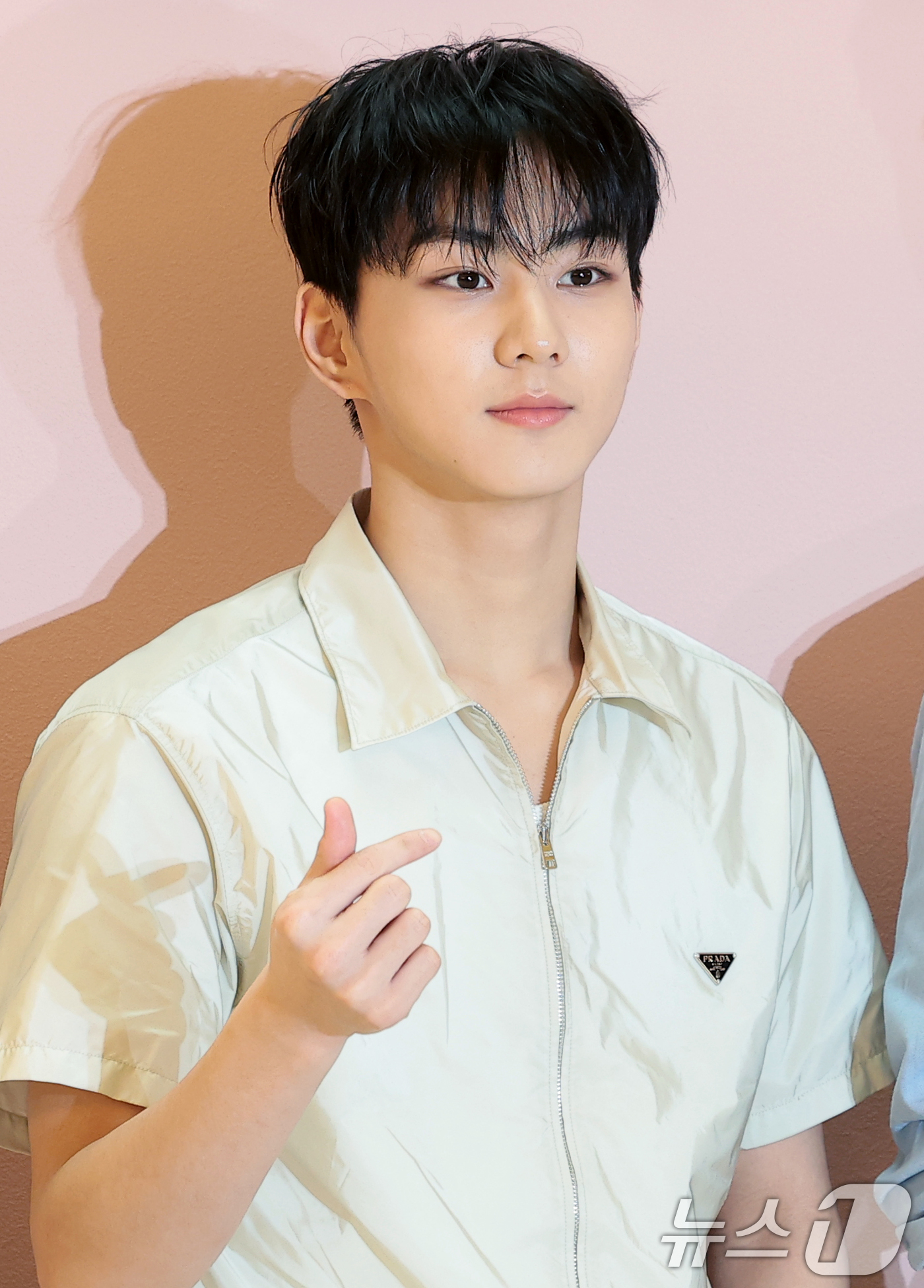 (서울=뉴스1) 권현진 기자 = 엔하이픈 정원이 12일 서울 송파구 롯데백화점 잠실점 에비뉴엘에서 열린 ‘프라다 화이트 썬(Prada White Sun)’ 오픈 행사에 참석해 포즈 …