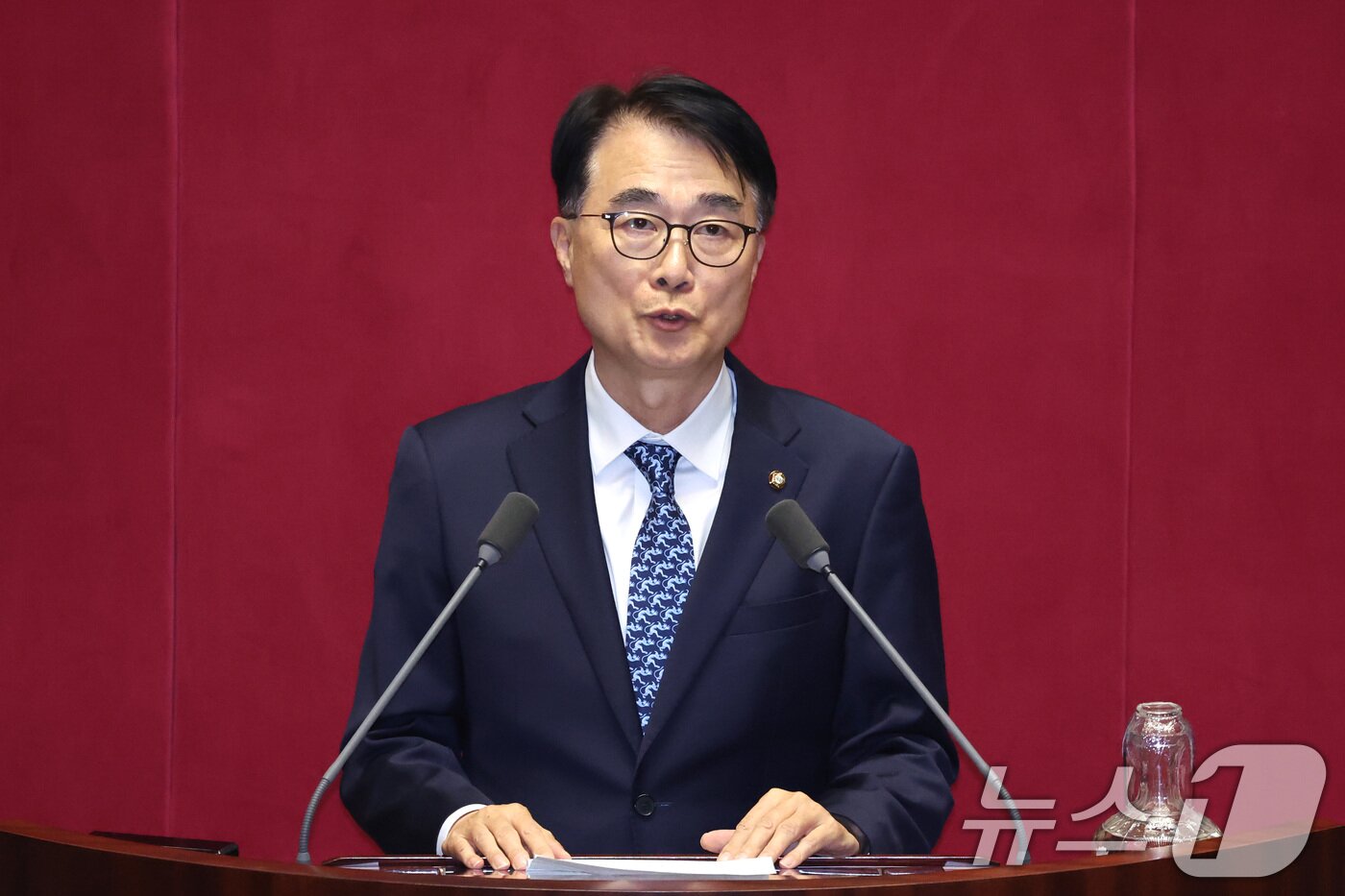 본문 이미지 - 정을호 전 더불어민주당 의원의 의원직 사퇴로 비례대표 의원직을 승계받은 김준환 의원이 지난 3월 12일 서울 여의도 국회에서 열린 제433회국회(임시회) 제1차 본회의에서 인사말을 하고 있다. 2026.3.12 ⓒ 뉴스1 신웅수 기자