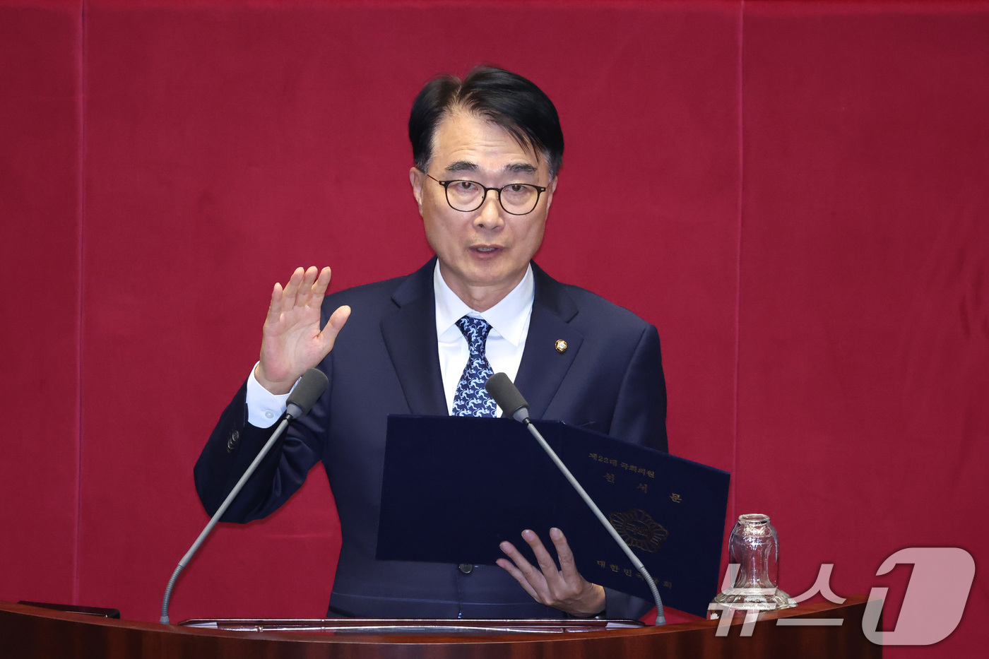 (서울=뉴스1) 신웅수 기자 = 정을호 전 더불어민주당 의원의 의원직 사퇴로 비례대표 의원직을 승계받은 김준환 의원이 12일 서울 여의도 국회에서 열린 제433회국회(임시회) 제1 …