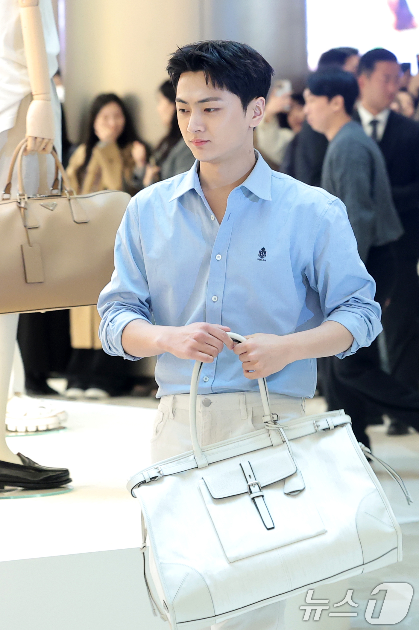 (서울=뉴스1) 권현진 기자 = 엔하이픈 제이가 12일 서울 송파구 롯데백화점 잠실점 에비뉴엘에서 열린 ‘프라다 화이트 썬(Prada White Sun)’ 오픈 행사에 참석하고 있 …