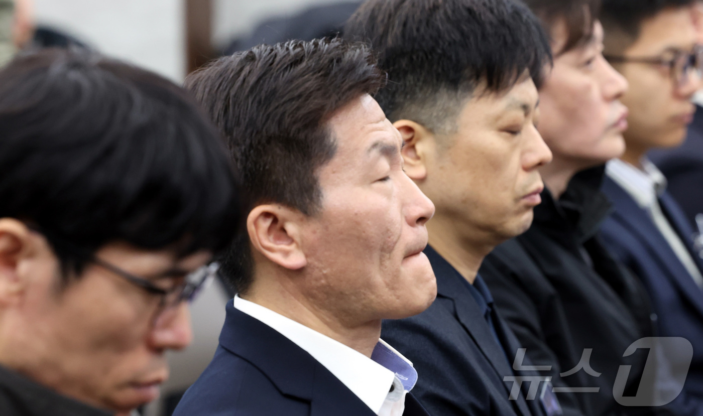 (서울=뉴스1) 최지환 기자 = 이임재 전 용산경찰서장을 비롯한 증인들이 12일 서울 중구 은행회관에서 열린 10·29 이태원참사 진상규명 청문회에 참석하고 있다. (공동취재) 2 …