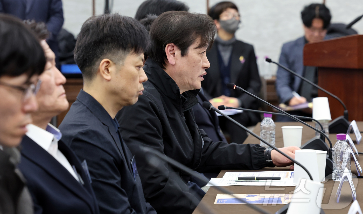 (서울=뉴스1) 최지환 기자 = 구제진 당시 이태원파출소 순찰1팀장이 12일 서울 중구 은행회관에서 열린 10·29 이태원참사 진상규명 청문회에서 위원들의 질의에 답하고 있다. ( …