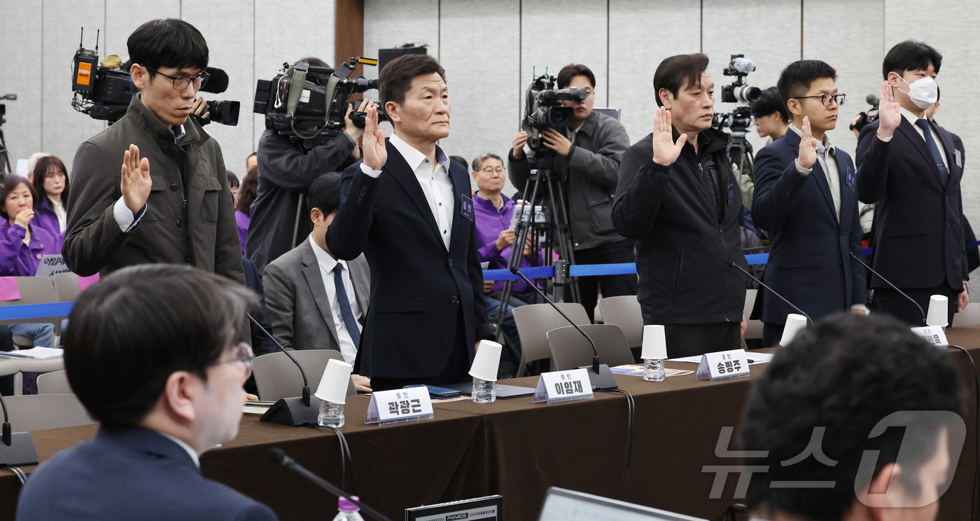 (서울=뉴스1) 최지환 기자 = 이임재 전 용산경찰서장과 송병주 전 용산경찰서 112치안종합상황실장을 비롯한 증인들이 12일 서울 중구 은행회관에서 열린 10·29 이태원참사 진상 …