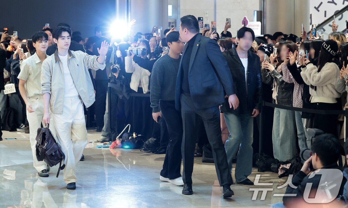 본문 이미지 - 엔하이픈 성훈과 제이가 12일 서울 송파구 롯데백화점 잠실점 에비뉴엘에서 열린 ‘프라다 화이트 썬(Prada White Sun)’ 오픈 행사에 참석하고 있다. 2026.3.12 ⓒ 뉴스1 권현진 기자