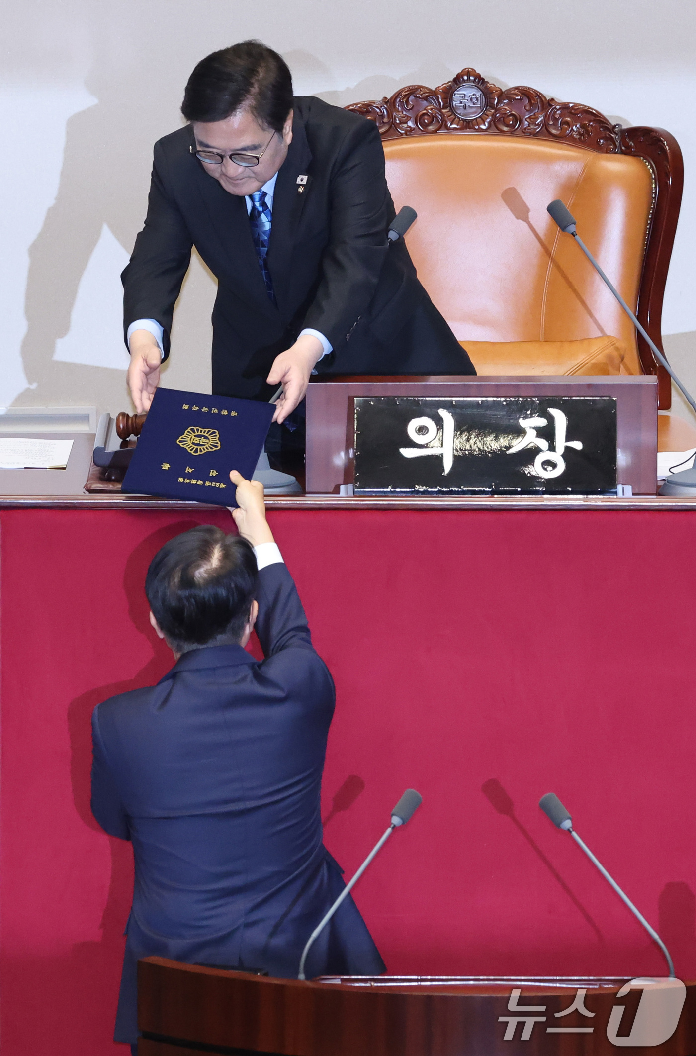 (서울=뉴스1) 신웅수 기자 = 정을호 전 더불어민주당 의원의 의원직 사퇴로 비례대표 의원직을 승계받은 김준환 의원이 12일 서울 여의도 국회에서 열린 제433회국회(임시회) 제1 …