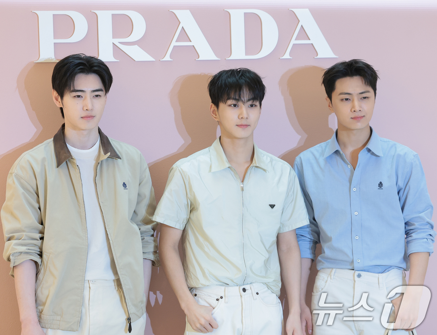 (서울=뉴스1) 권현진 기자 = 엔하이픈 성훈(왼쪽부터)과 정원, 제이가 12일 서울 송파구 롯데백화점 잠실점 에비뉴엘에서 열린 ‘프라다 화이트 썬(Prada White Sun)’ …