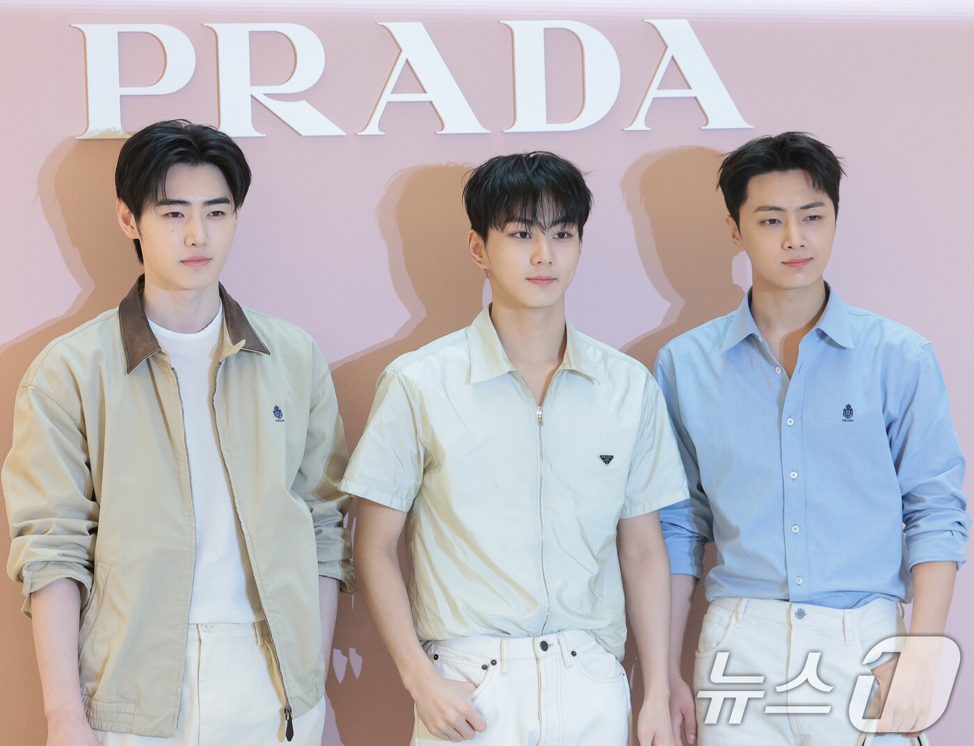 본문 이미지 - 엔하이픈 성훈(왼쪽부터)과 정원, 제이가 12일 서울 송파구 롯데백화점 잠실점 에비뉴엘에서 열린 ‘프라다 화이트 썬(Prada White Sun)’ 오픈 행사에 참석해 포즈를 취하고 있다. 2026.3.12 ⓒ 뉴스1 권현진 기자