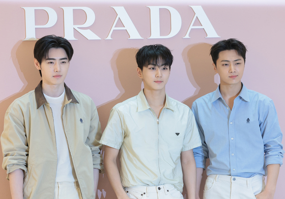 포즈 취하는 엔하이픈