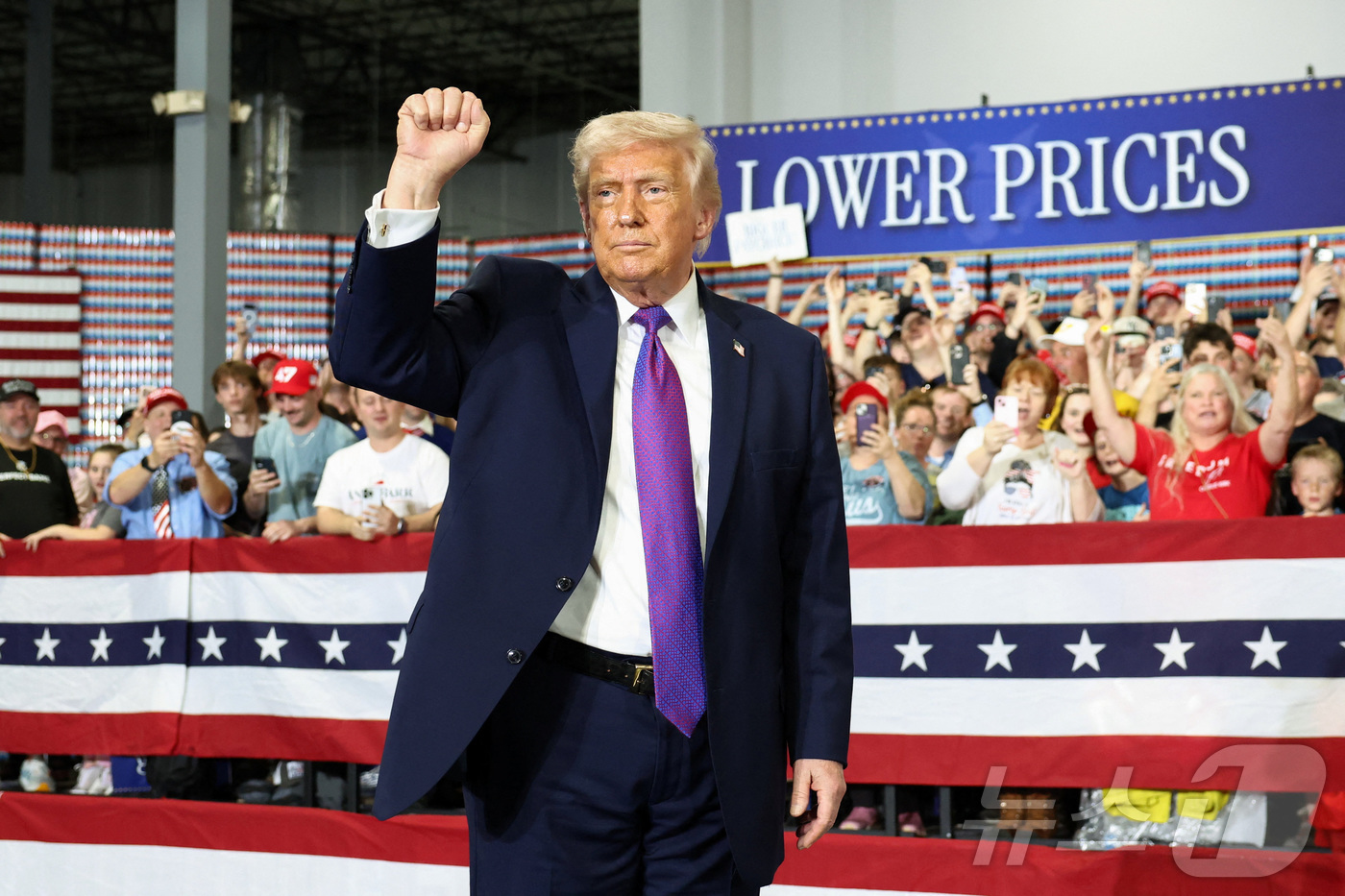 (헤브런 로이터=뉴스1) 윤다정 기자 = 미국 켄터키주 헤브런에 있는 버스트 로지스틱스를 방문한 도널드 트럼프 미국 대통령이 11일(현지시간) 지지자들의 환호를 받으며 손을 들어 …