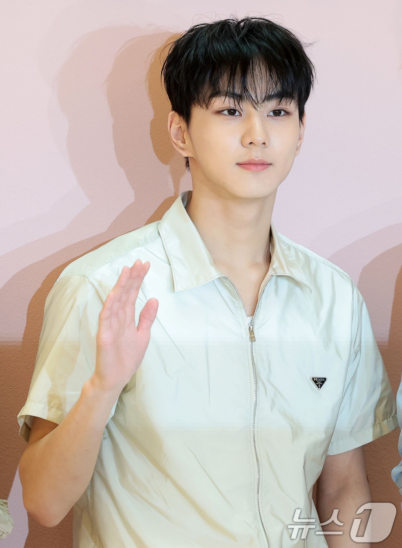 (서울=뉴스1) 권현진 기자 = 엔하이픈 정원이 12일 서울 송파구 롯데백화점 잠실점 에비뉴엘에서 열린 ‘프라다 화이트 썬(Prada White Sun)’ 오픈 행사에 참석해 포즈 …