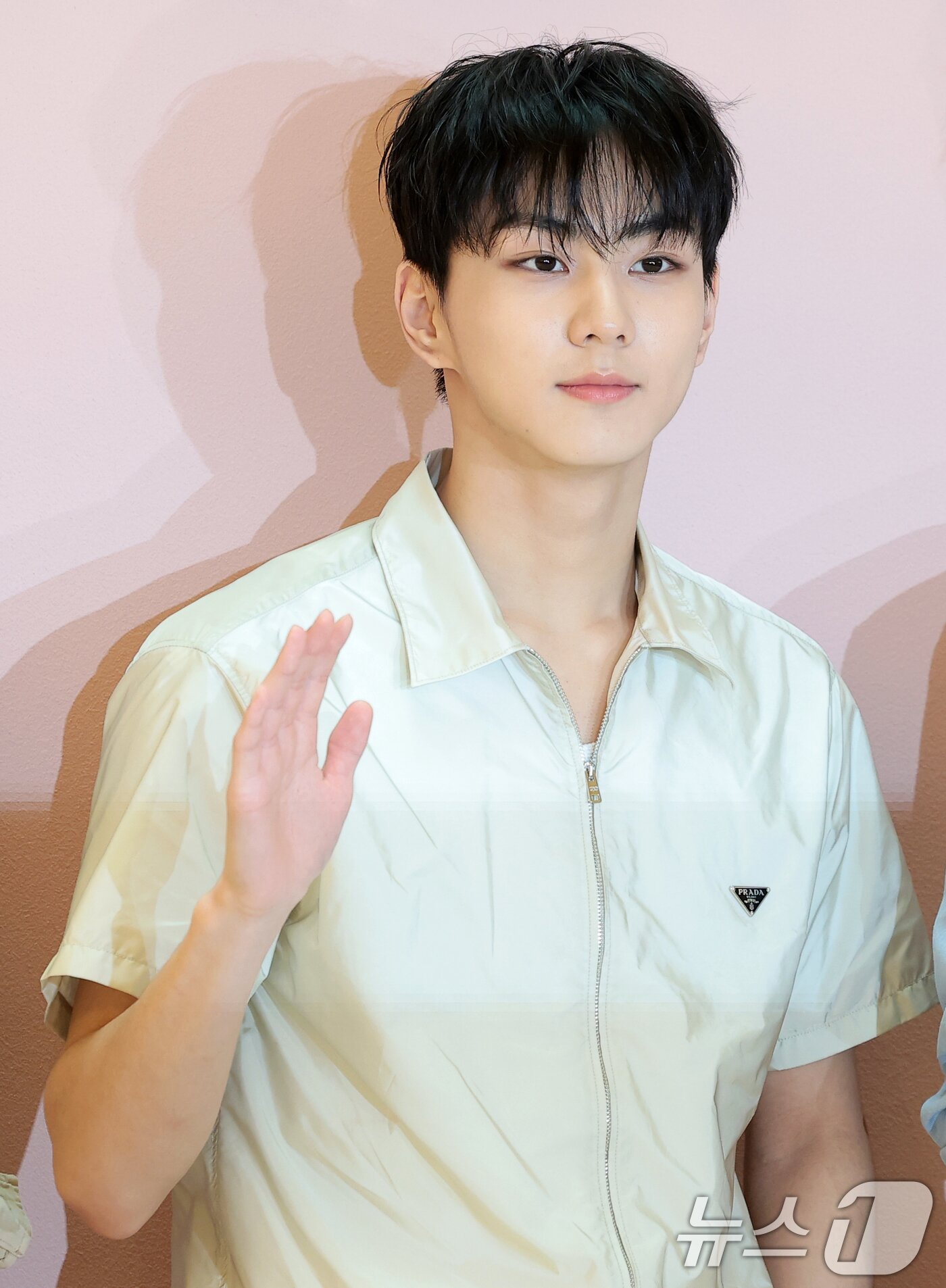 본문 이미지 - 엔하이픈 정원이 12일 서울 송파구 롯데백화점 잠실점 에비뉴엘에서 열린 ‘프라다 화이트 썬(Prada White Sun)’ 오픈 행사에 참석해 인사를 하고 있다. 2026.3.12 ⓒ 뉴스1 권현진 기자