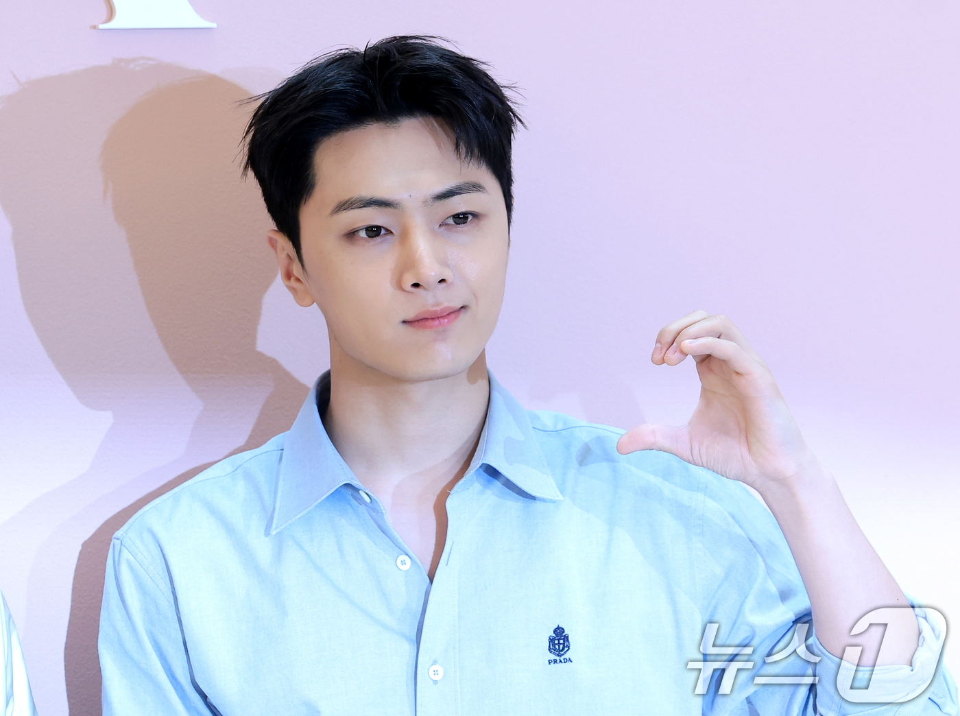 (서울=뉴스1) 권현진 기자 = 엔하이픈 제이가 12일 서울 송파구 롯데백화점 잠실점 에비뉴엘에서 열린 ‘프라다 화이트 썬(Prada White Sun)’ 오픈 행사에 참석해 포즈 …