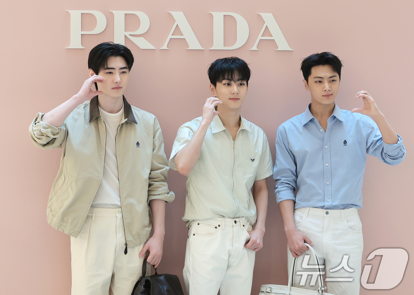 (서울=뉴스1) 권현진 기자 = 엔하이픈 성훈(왼쪽부터)과 정원, 제이가 12일 서울 송파구 롯데백화점 잠실점 에비뉴엘에서 열린 ‘프라다 화이트 썬(Prada White Sun)’ …