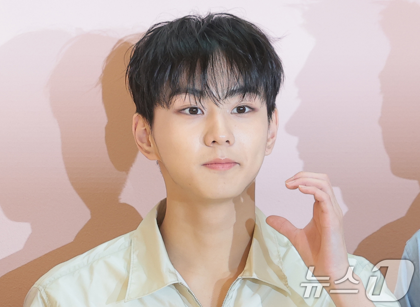 (서울=뉴스1) 권현진 기자 = 엔하이픈 정원이 12일 서울 송파구 롯데백화점 잠실점 에비뉴엘에서 열린 ‘프라다 화이트 썬(Prada White Sun)’ 오픈 행사에 참석해 포즈 …