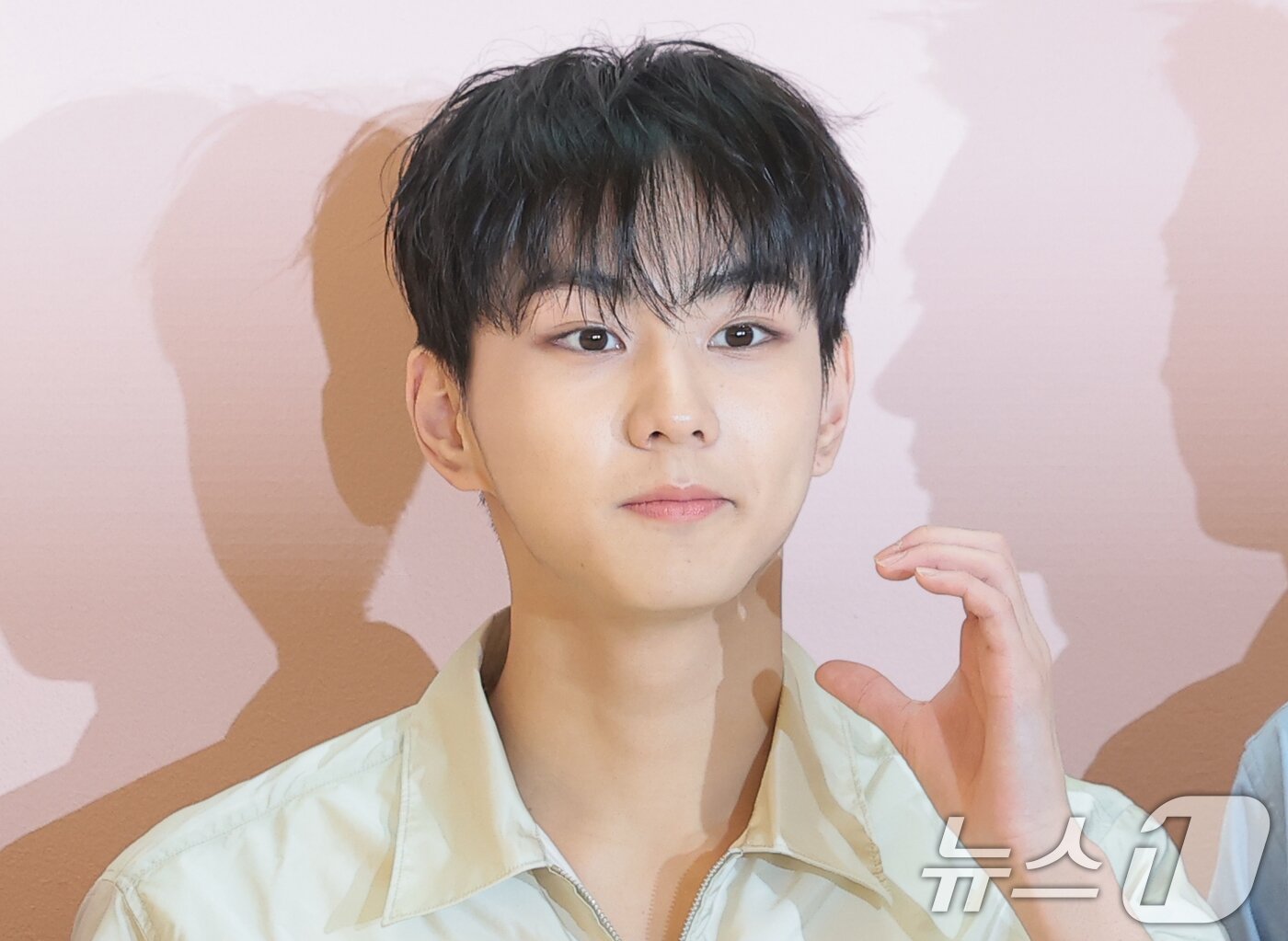 본문 이미지 - 엔하이픈 정원이 12일 서울 송파구 롯데백화점 잠실점 에비뉴엘에서 열린 ‘프라다 화이트 썬(Prada White Sun)’ 오픈 행사에 참석해 볼 하트 포즈를 취하고 있다. 2026.3.12 ⓒ 뉴스1 권현진 기자