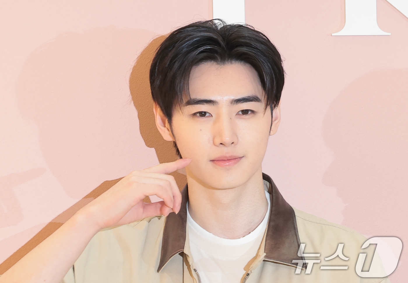 (서울=뉴스1) 권현진 기자 = 엔하이픈 성훈이 12일 서울 송파구 롯데백화점 잠실점 에비뉴엘에서 열린 ‘프라다 화이트 썬(Prada White Sun)’ 오픈 행사에 참석해 포즈 …