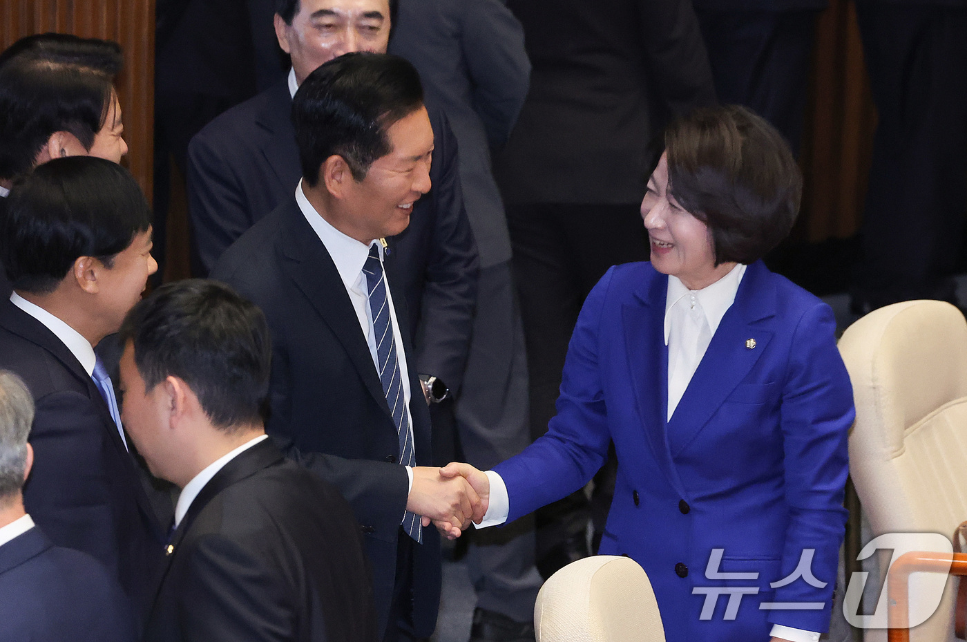 (서울=뉴스1) 신웅수 기자 = 정청래 더불어민주당 대표가 12일 서울 여의도 국회에서 열린 제433회국회(임시회) 제1차 본회의에서 경기도지사 출마를 선언한 추미애 의원과 인사하 …