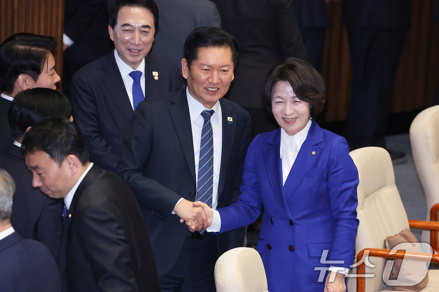 (서울=뉴스1) 신웅수 기자 = 정청래 더불어민주당 대표가 12일 서울 여의도 국회에서 열린 제433회국회(임시회) 제1차 본회의에서 경기도지사 출마를 선언한 추미애 의원과 인사하 …