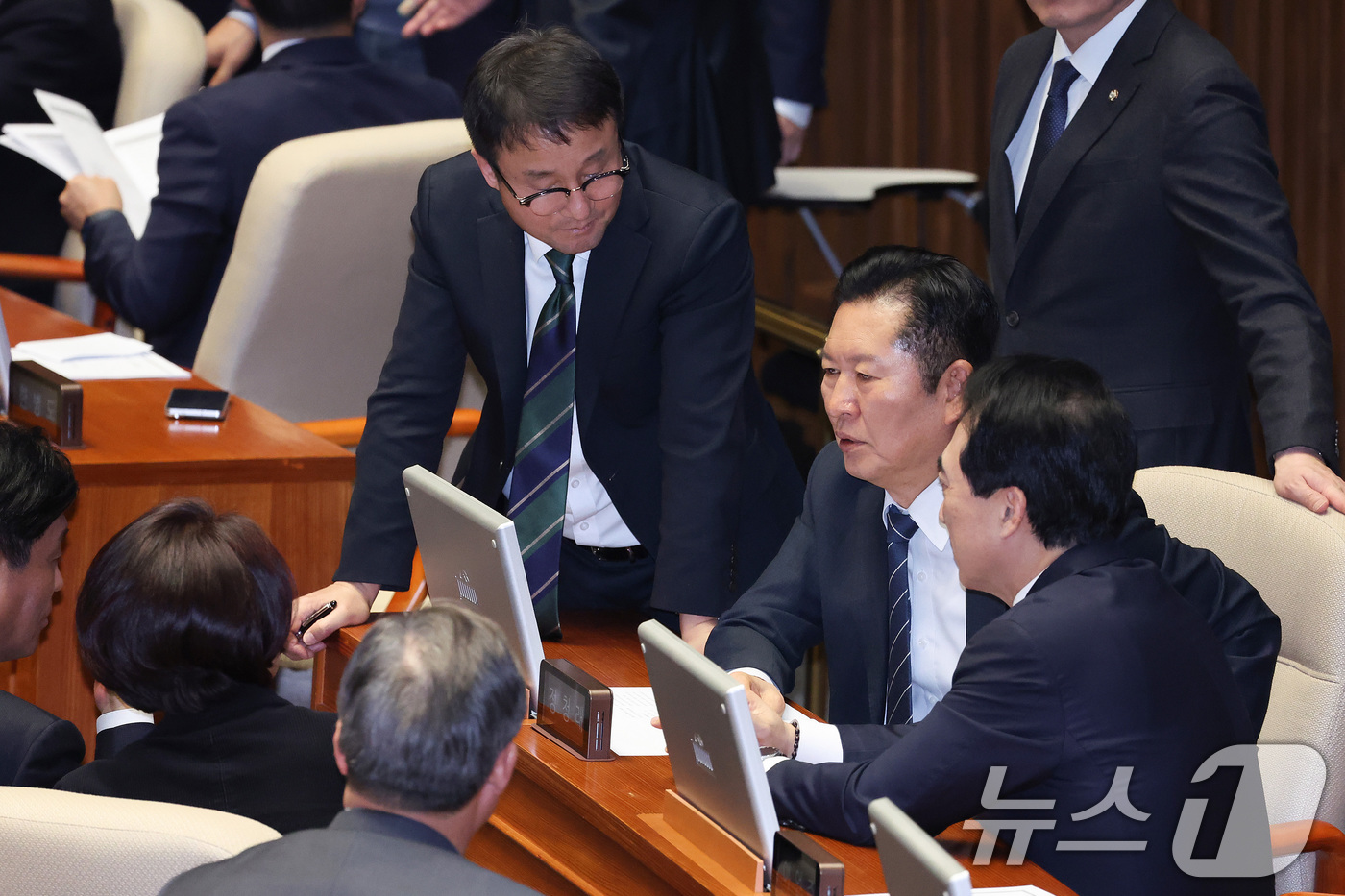 (서울=뉴스1) 신웅수 기자 = 정청래 더불어민주당 대표와 한병도 원내대표가 12일 서울 여의도 국회에서 열린 제433회국회(임시회) 제1차 본회의에서 의원들과 대화하고 있다. 2 …